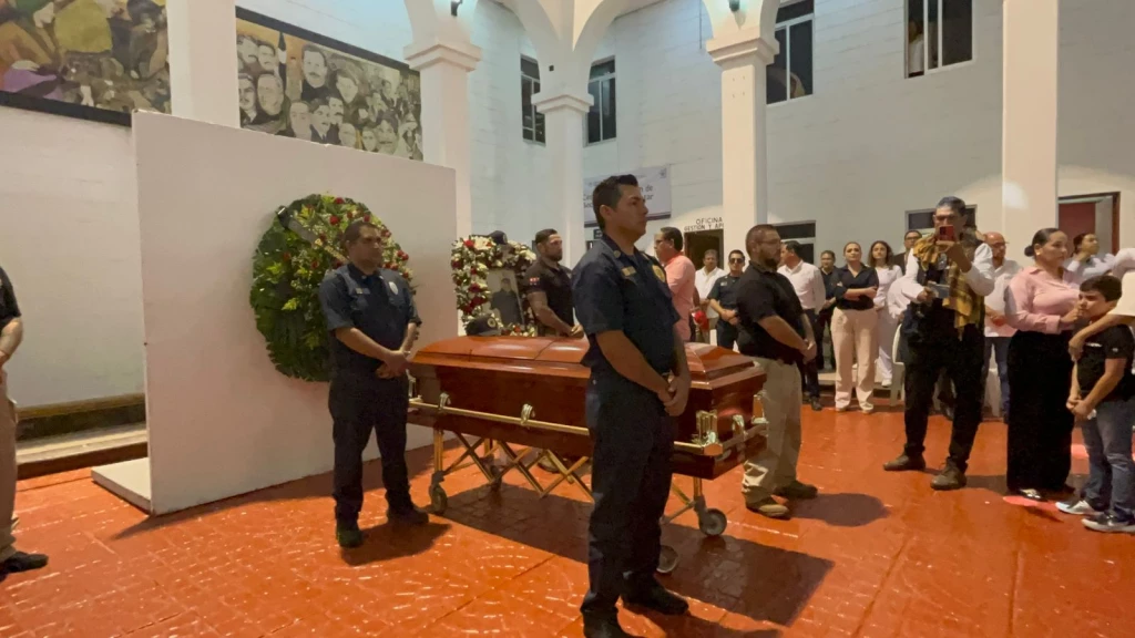 Rinden homenaje póstumo a elemento de Protección Civil asesinado en Navolato