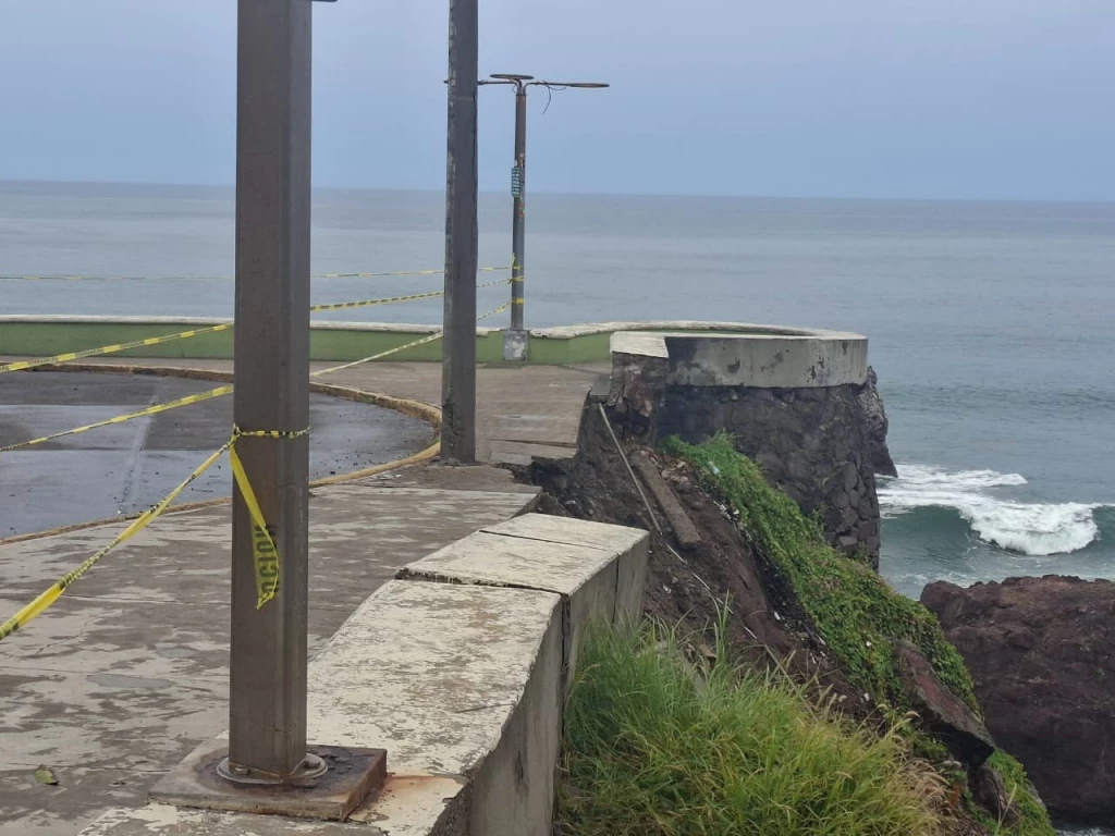 Deslave en la zona rocosa del Paseo del Centenario mantiene el área delimitada