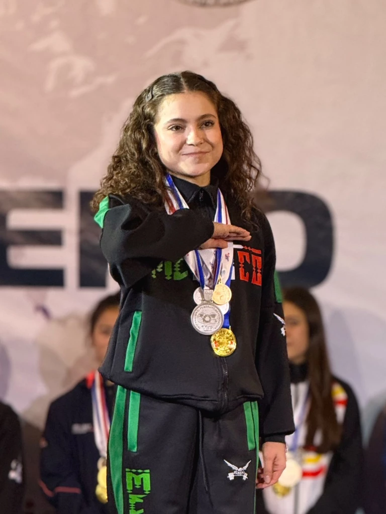 Aylin Cuevas, estudiante de Química UAS, rompe récord mundial en el Campeonato de Powerlifting