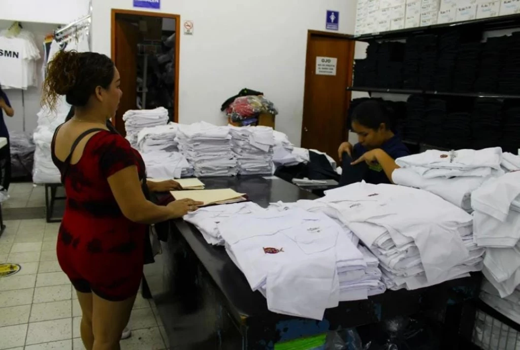 Avanzan reparaciones escolares y entrega de uniformes en Sinaloa