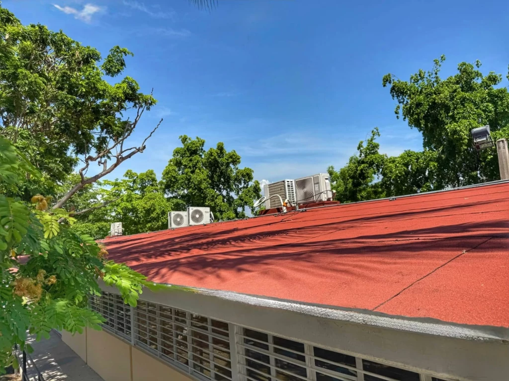 ISIFE fortalece infraestructura escolar en Sinaloa con apoyos eléctricos y mobiliario