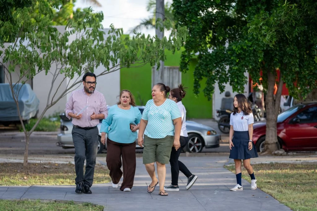 Juan de Dios Gámez se compromete a mejorar calles y parque de la colonia Villas del Manantial