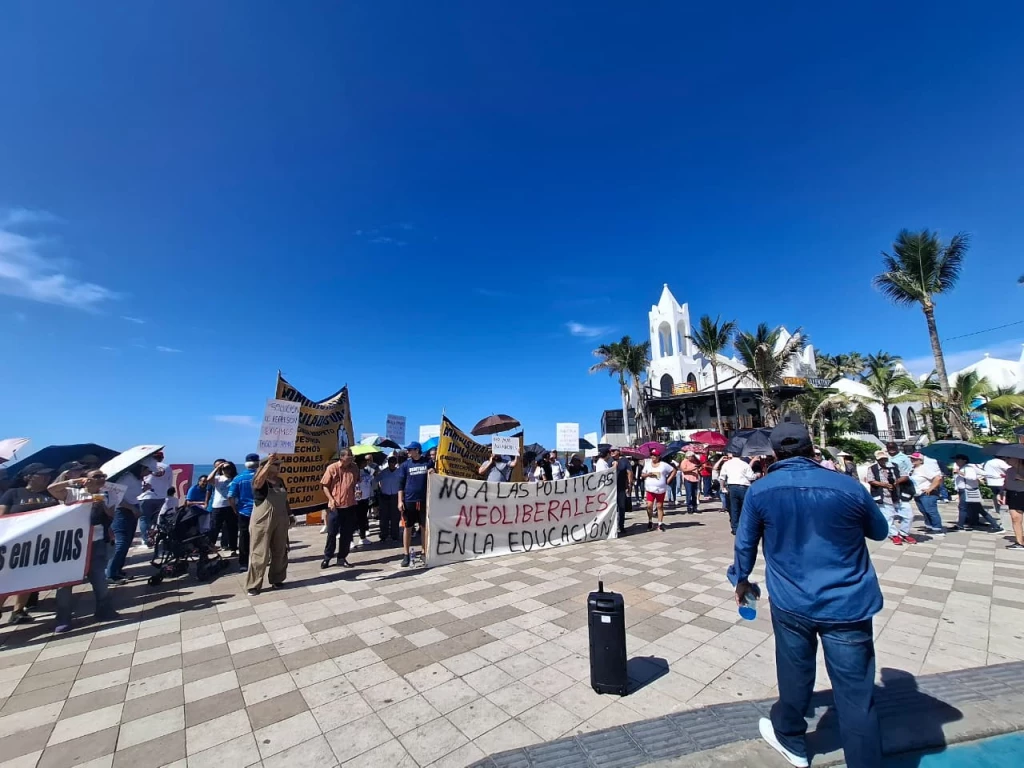 Trabajadores del SUNTUAS marchan en Mazatlán para exigir transparencia y respeto a prestaciones