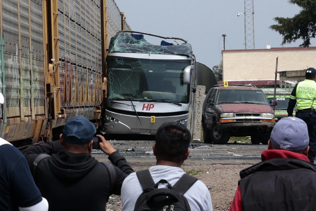 Tren arrolla autobús y deja ocho muertos en el Estado de México