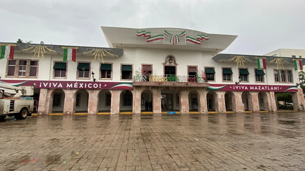 Los colores de la Bandera de México se están apoderando del Palacio Municipal de Mazatlán