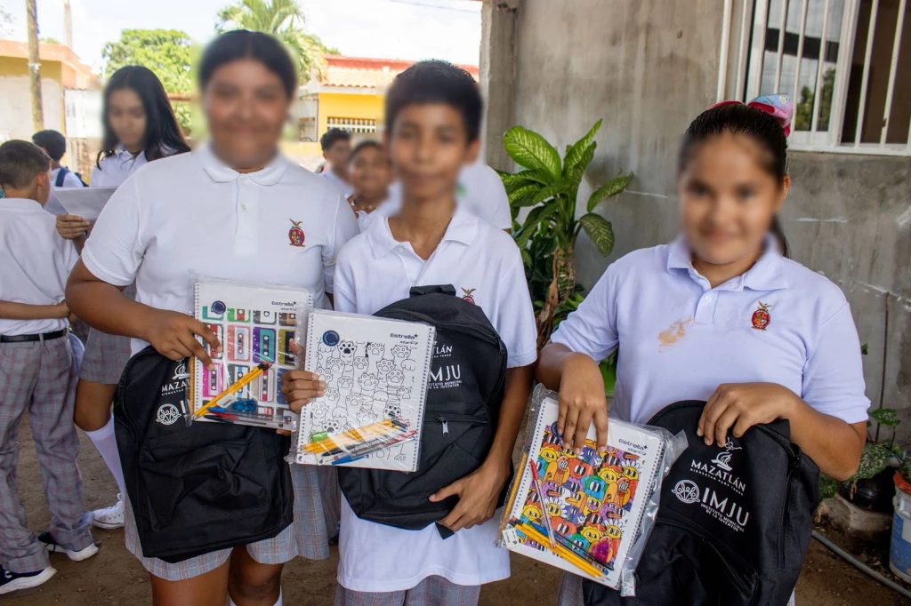 IMJU entregó 300 paquetes de útiles escolares a adolescentes y jóvenes