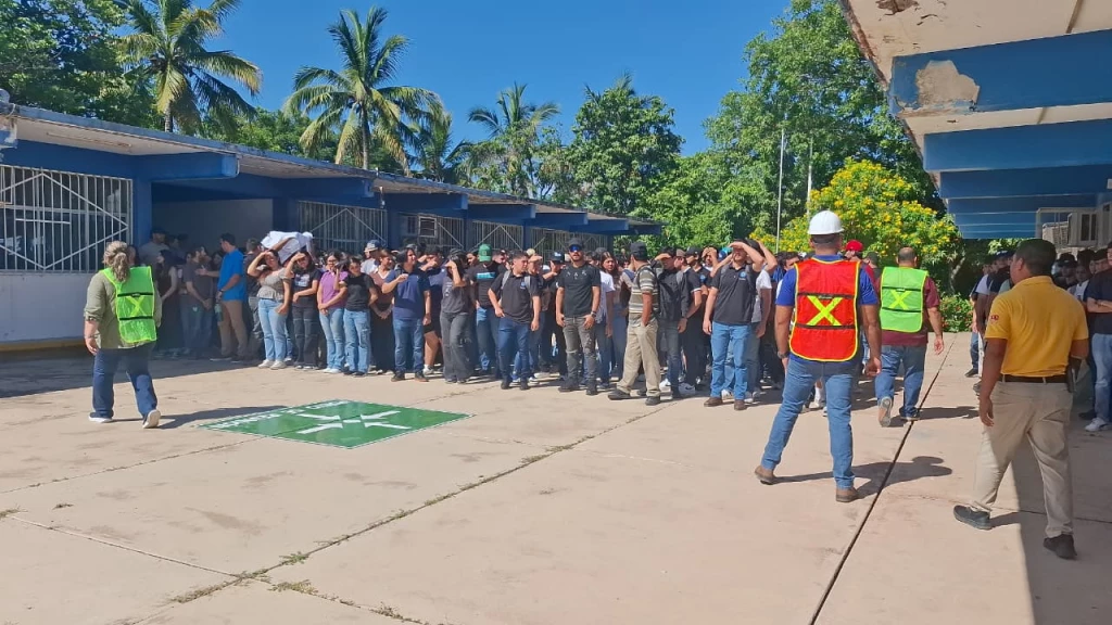 Alumnos del Instituto Tecnológico de Mazatlán participan en simulacro de emergencia