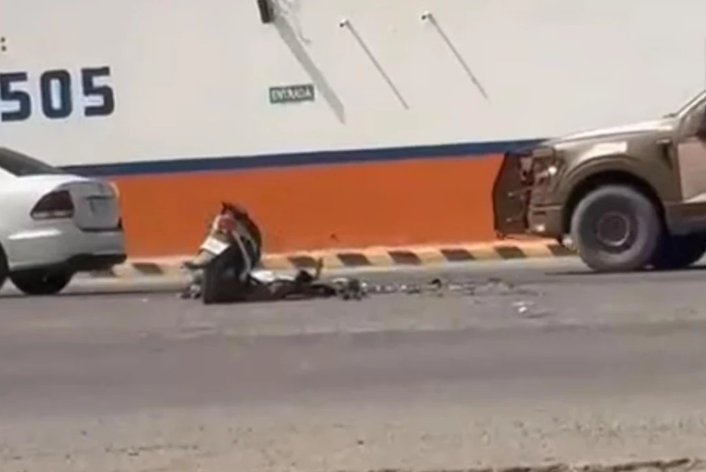 Tráiler arrolla motocicleta al sur de Mazatlán; la conductora alcanzó a saltar de la moto