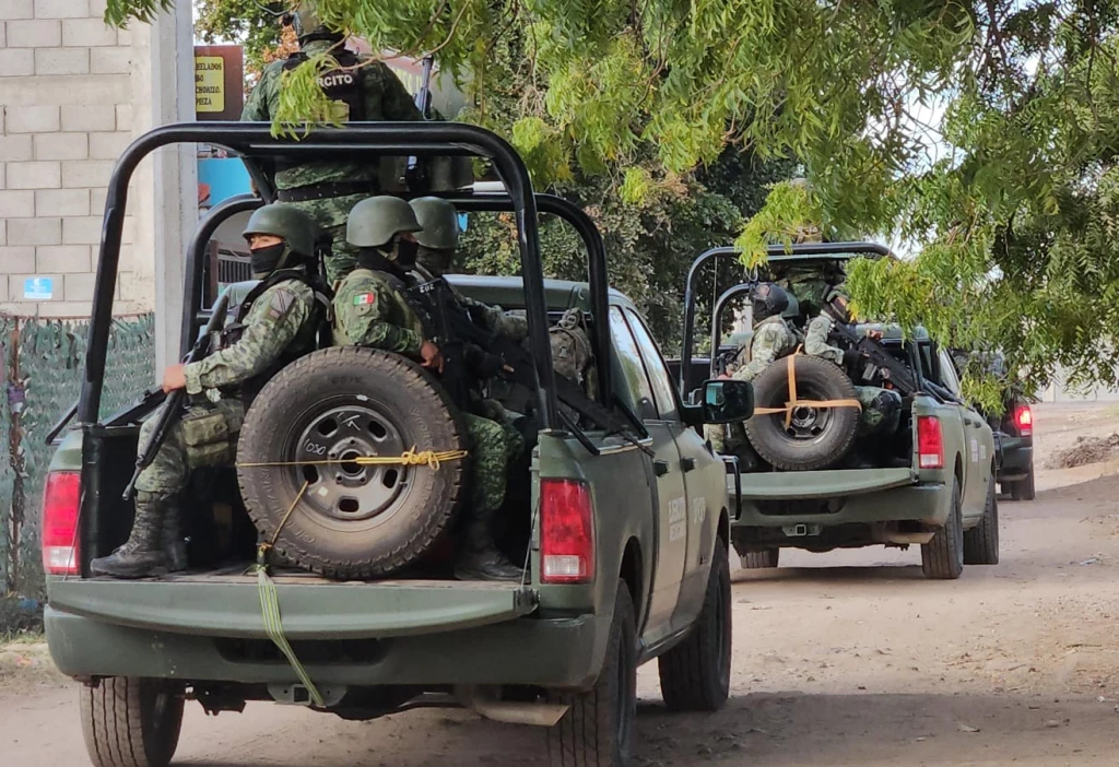 Abaten a dos presuntos sicarios en enfrentamiento en Tepuche, fuerzas federales siguen intentando rescatar cuerpos de personas fallecidas en la zona