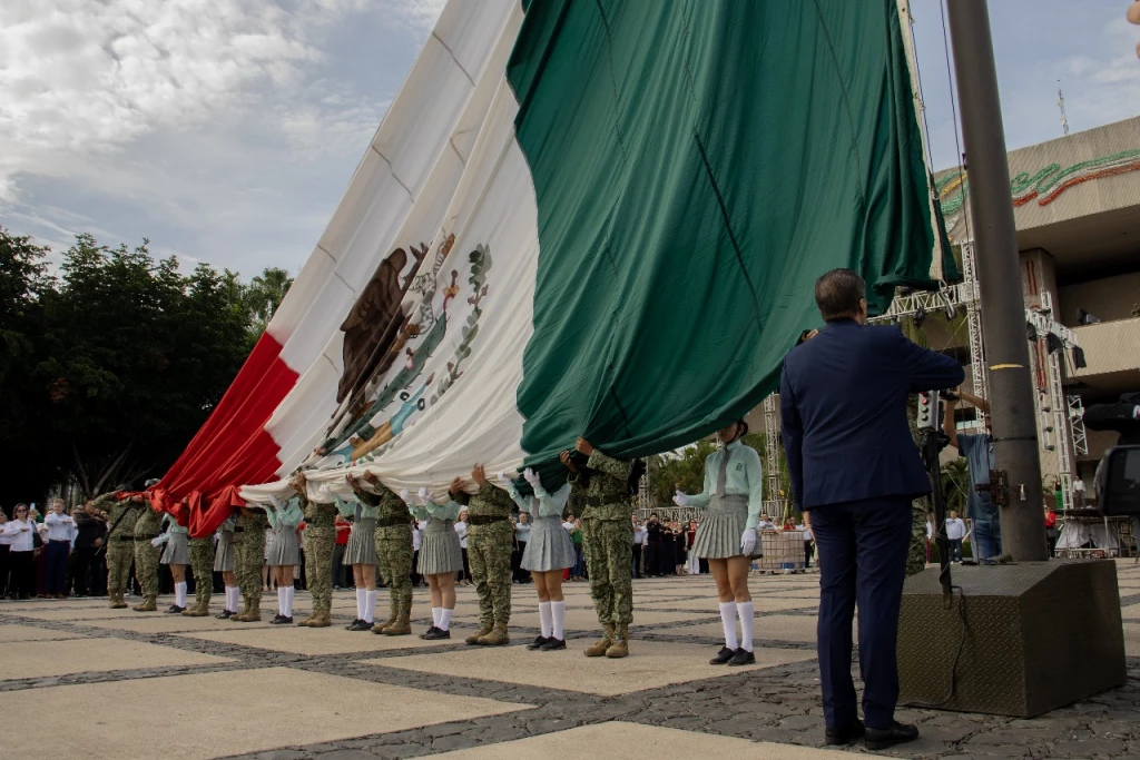 Realizan izamiento de Bandera en Culiacán