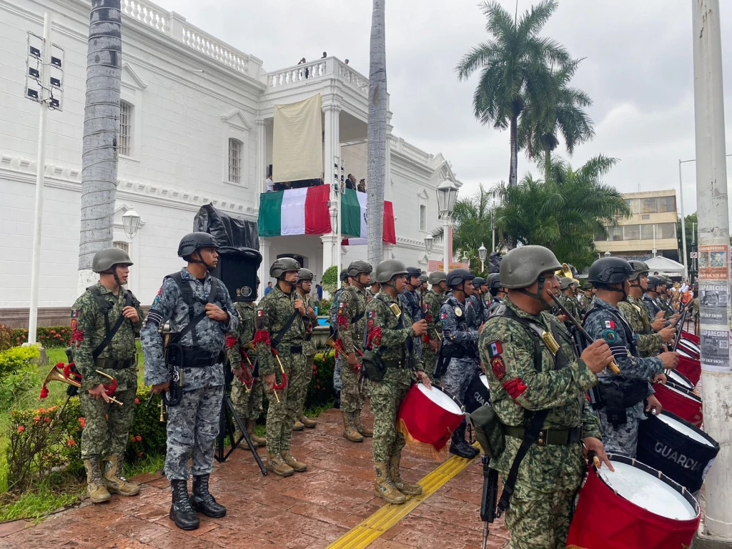 Decenas de familias se reúnen para ver el desfile cívico-militar en Culiacán