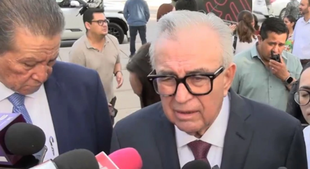 Rocha Moya se compromete a apoyar a la familia de la maestra Jesamel