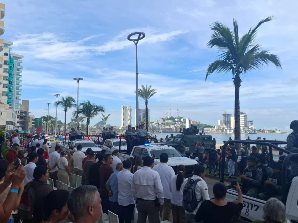 Celebran los 215 años de la Independencia de México con desfile cívico en Mazatlán