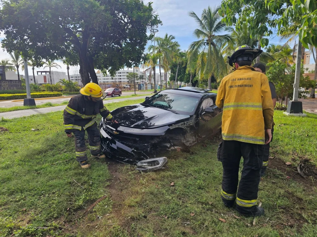 Dos jóvenes resultan lesionados tras chocar automóvil contra luminaria en Cerritos