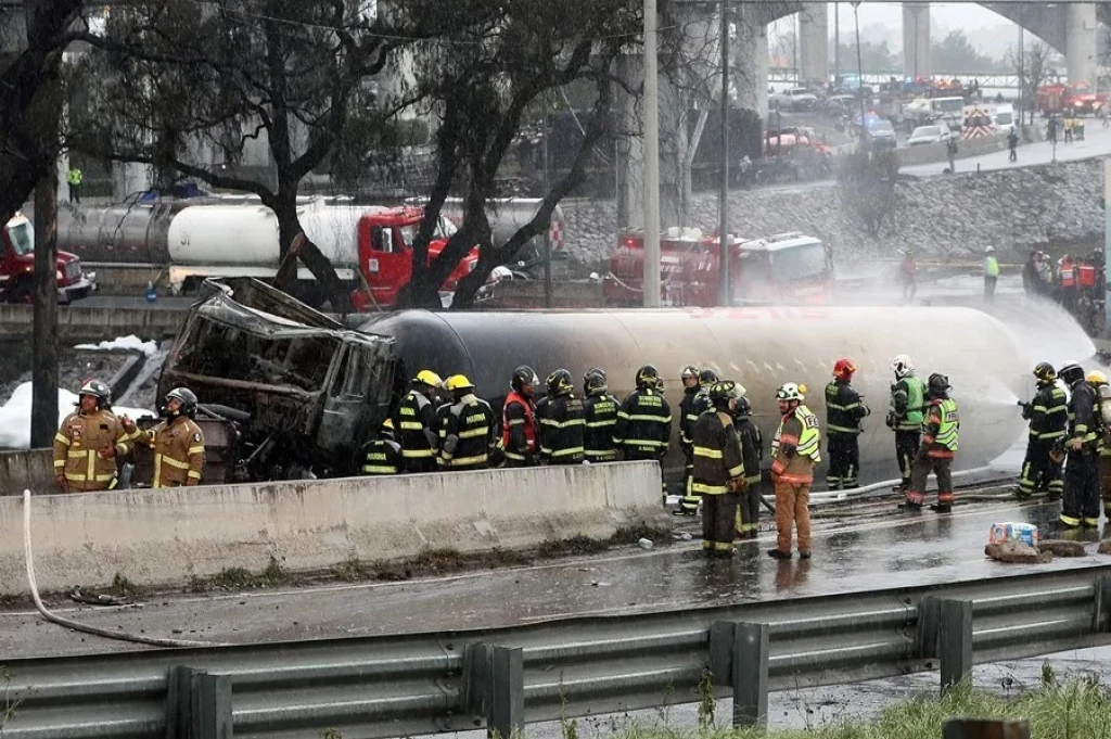Sube a 20 el número de muertos por explosión de camión de gas en Ciudad de México