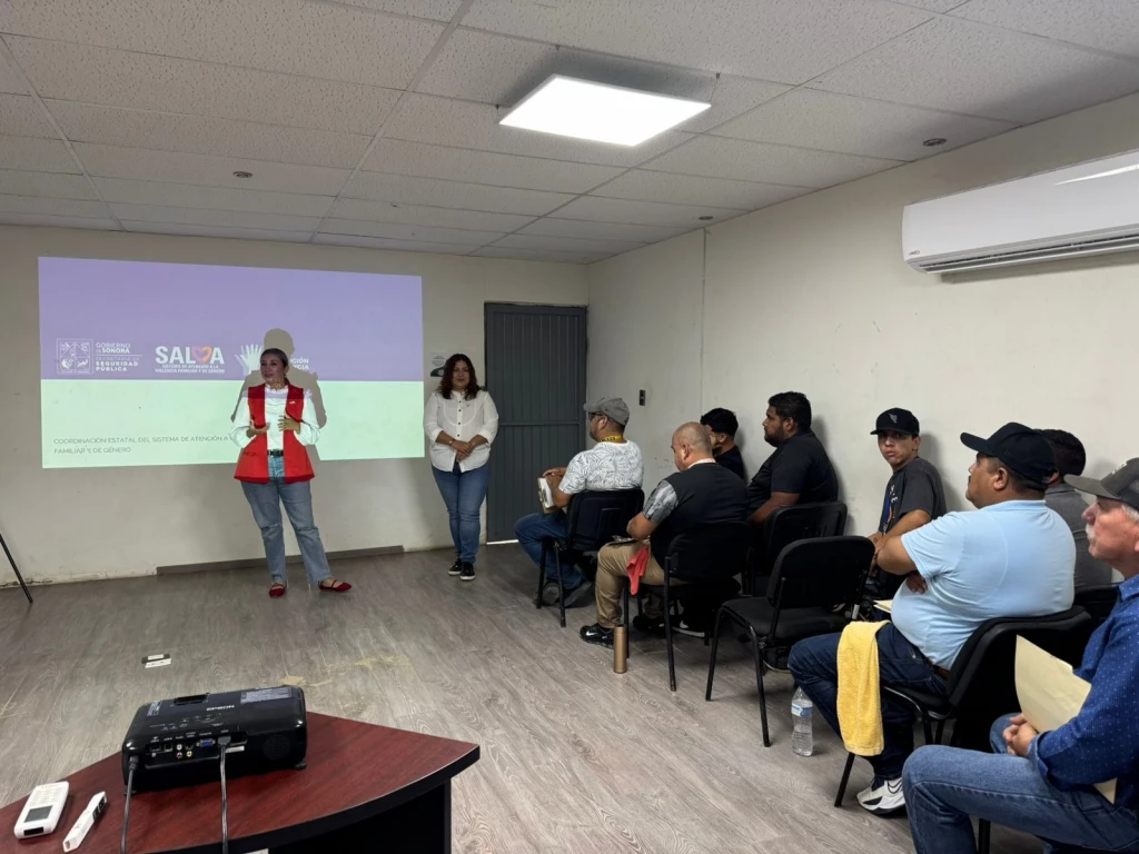 Capacitan a choferes para proteger a mujeres en transporte público en Sonora