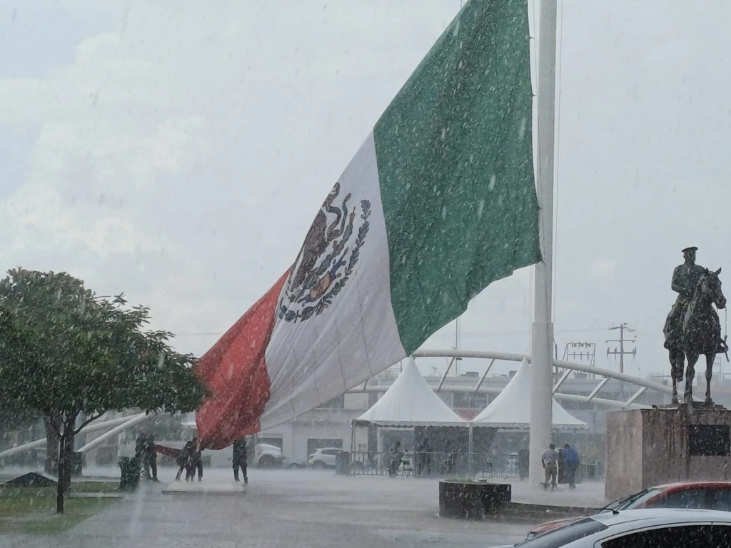 Héroes bajo la lluvia: Policías de Cajeme salvan la bandera mexicana