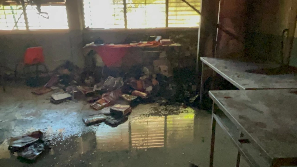 Vandalizan y prenden fuego a secundaria en Bellavista, en Culiacán