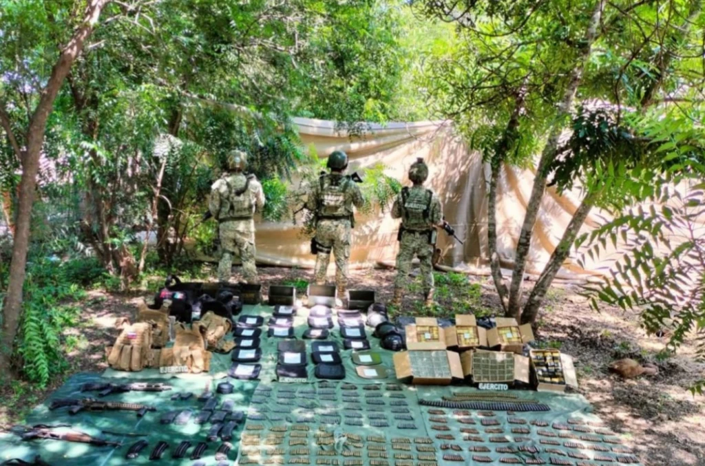 7 armas largas, más de 6 mil cartuchos y placas balísticas, lo decomisado en Tepuche