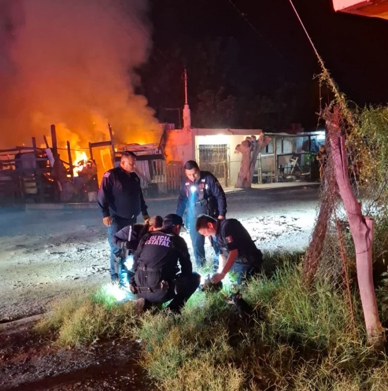 Paramédicos de la Policía Estatal salvan a hombre y a su mascota durante incendio en Cajeme