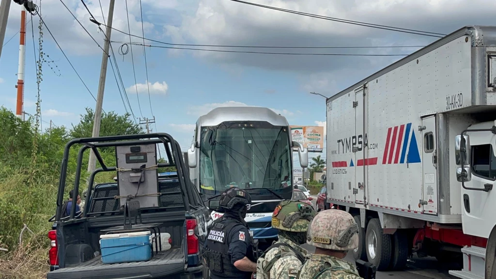 Balacera en bulevar Jesús Kumate deja una persona herida y vehículos baleados en Culiacán
