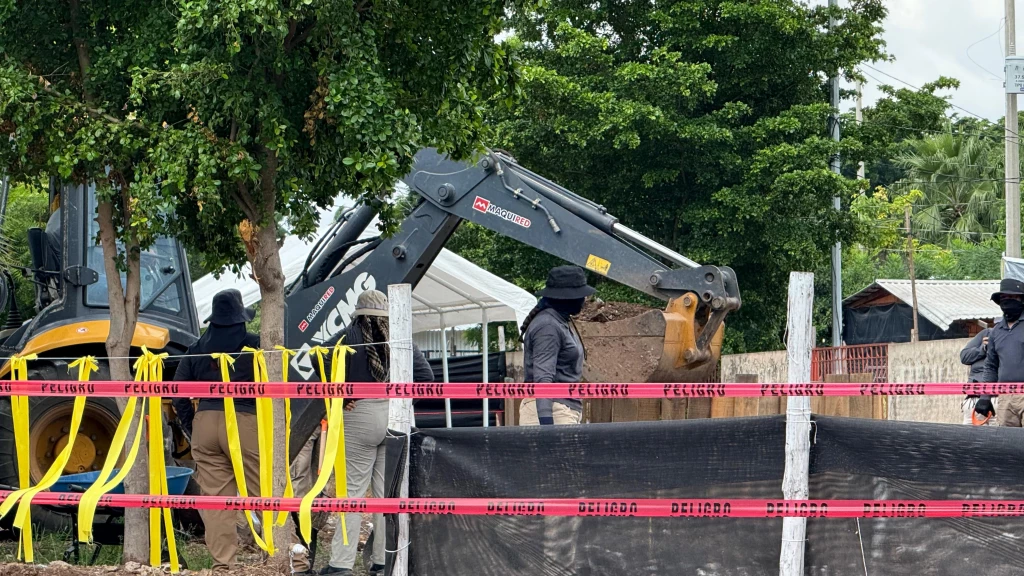 Inician con excavadoras la segunda fase de recuperación de cuerpos en fosas comunes del panteón 21 de Marzo
