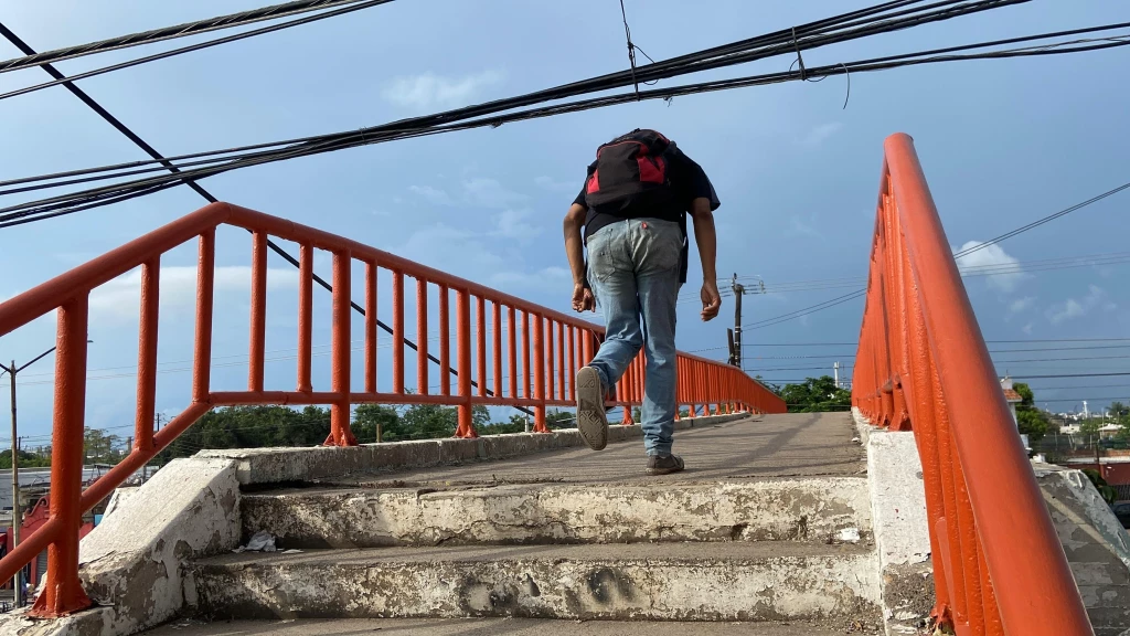 ¡Agachaditos tienen que pasar! Cables obstruyen puente peatonal en la colonia Urías de Mazatlán