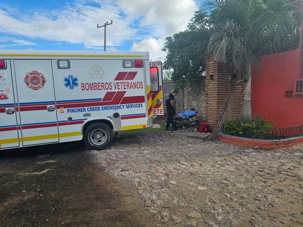 Hombre golpeado encontrado en camino de terracería es atendido por Bomberos Veteranos