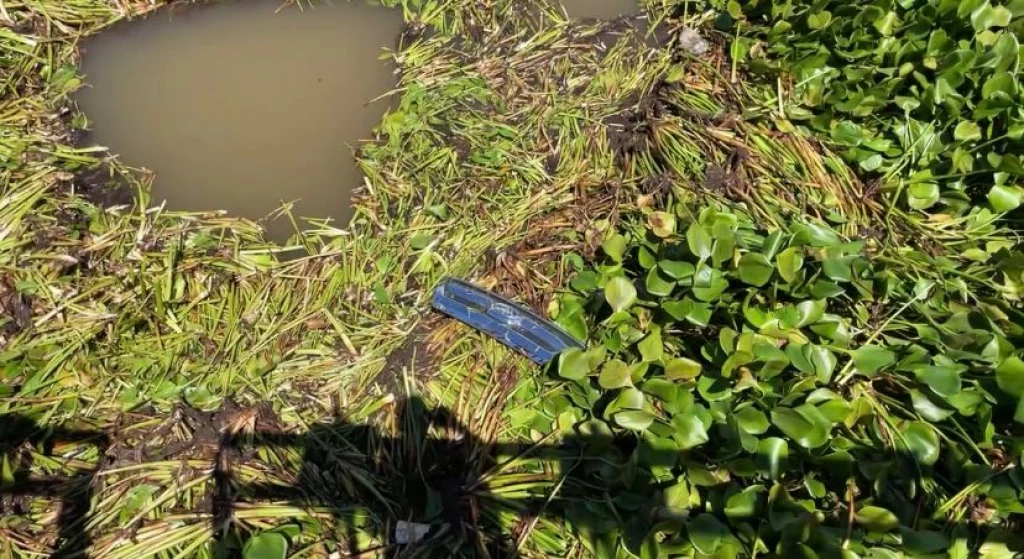  Conductor pierde la vida al caer en su vehículo al canal Lateral 18, Ahome