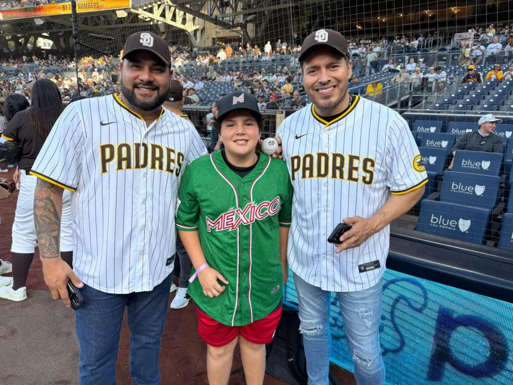 Brandon Arellano lanzó la primera bola en Petco Park junto a la Banda MS