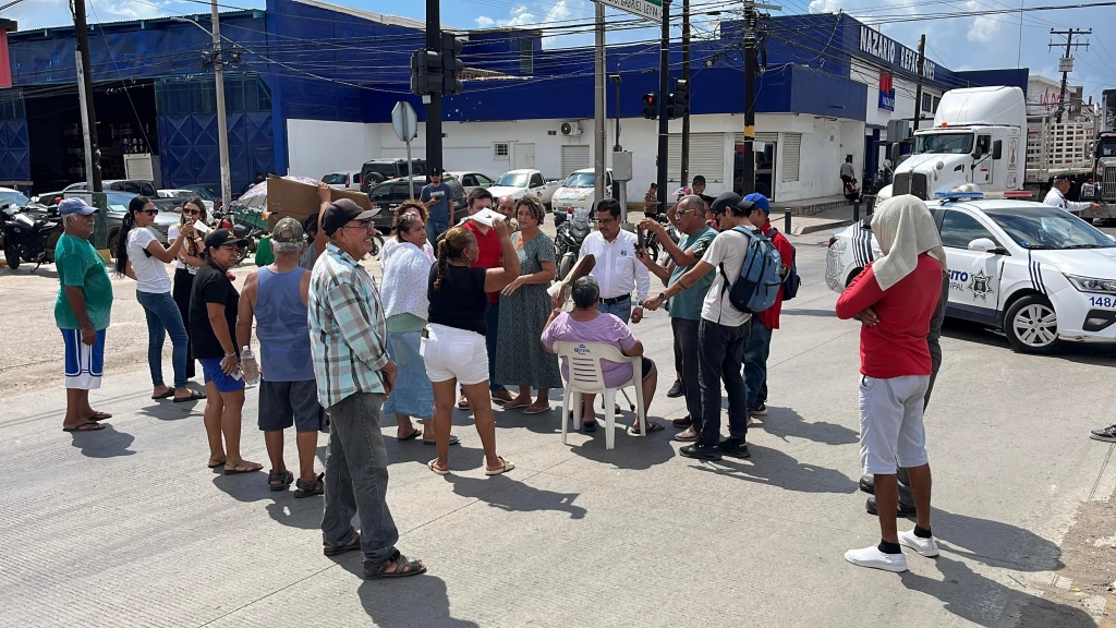 Bloquean avenida Gabriel Leyva vecinos de la Anáhuac para solución de colapso de drenajes
