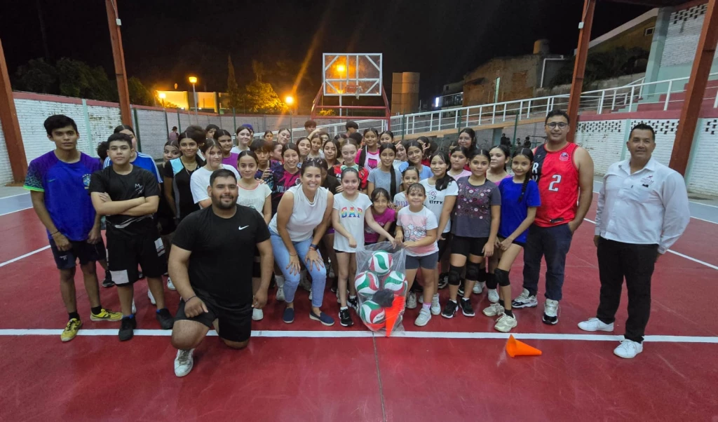 Entregan material deportivo al Voleibol en Mazatlán