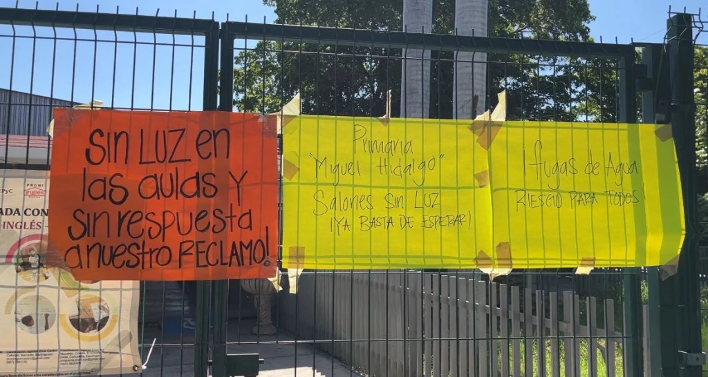 ¡Por falta de luz! Padres de familia toman le primaria Miguel Hidalgo de Los Mochis