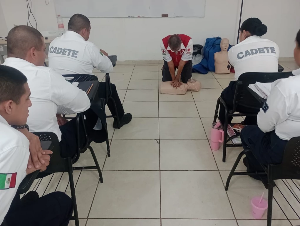 Capacitan en primeros auxilios a cadetes de la Academia de Policía en Cajeme