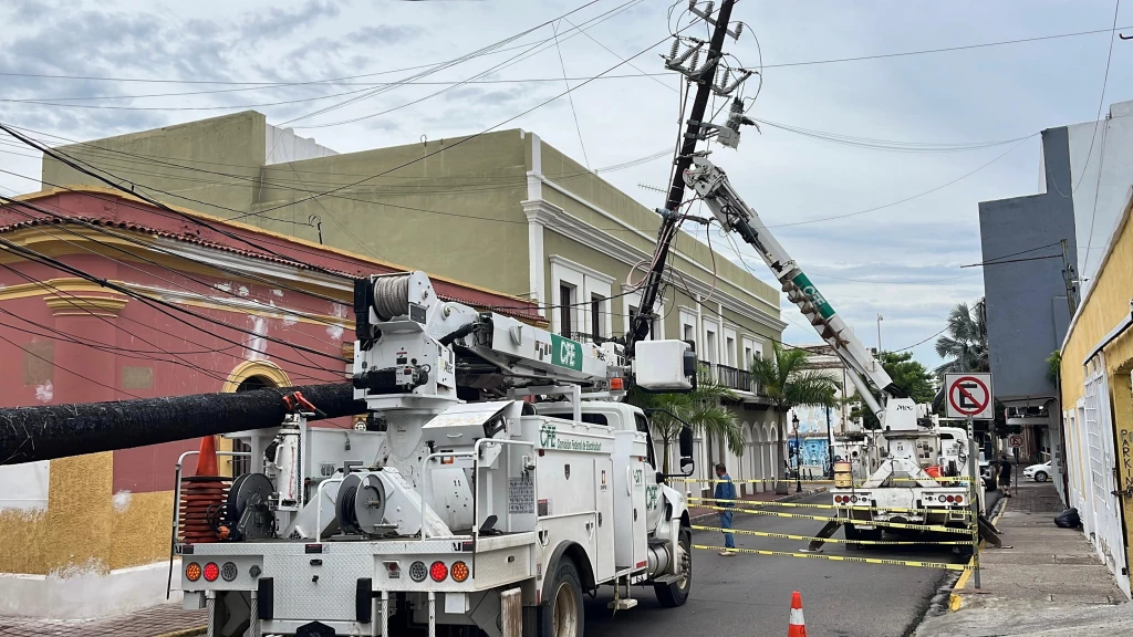 Se cae poste en la calle Belisario Domínguez de Mazatlán