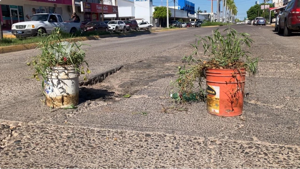 ¡Aguas! Colocan macetas sobre bulevar Jiquilpan para señalar bache