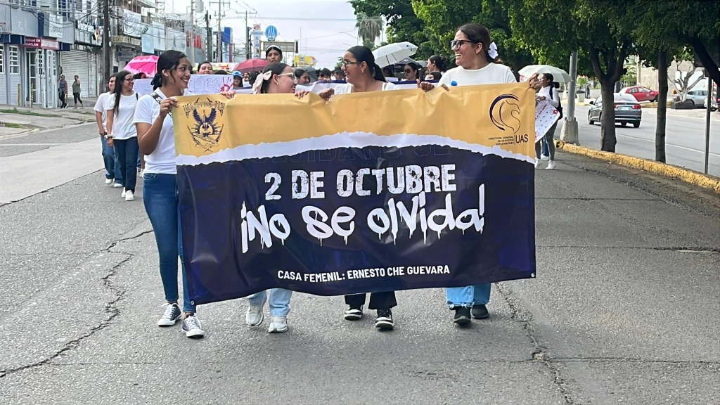Estudiantes de la UAS marchan para recordar el 02 de octubre de 1968
