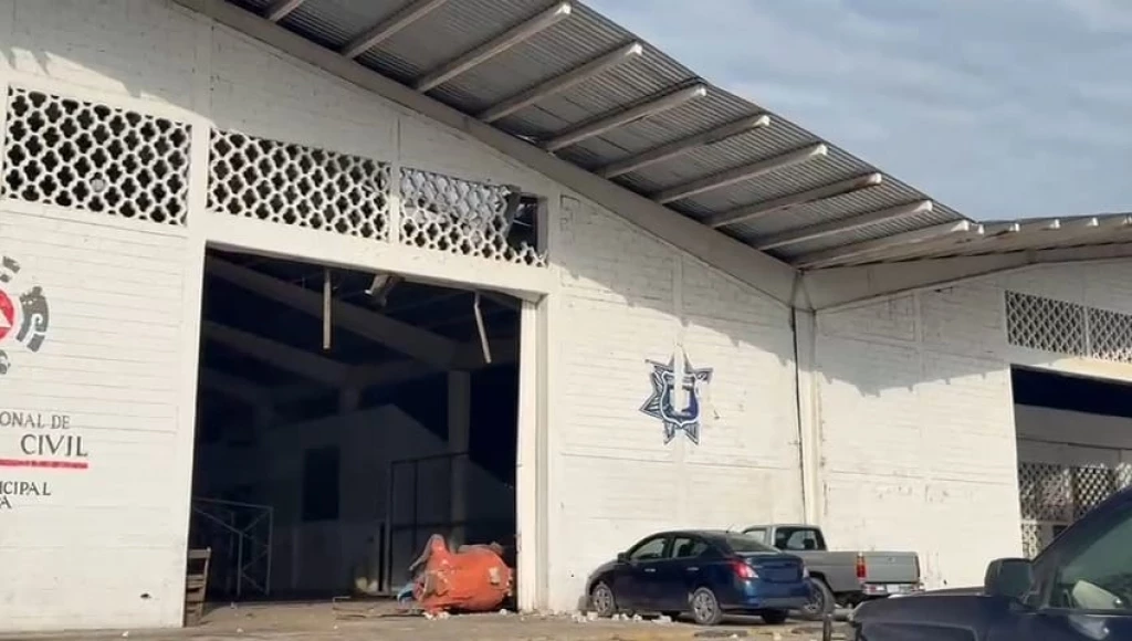 Atacan con explosivo lanzado desde dron, oficinas policíacas en Escuinapa