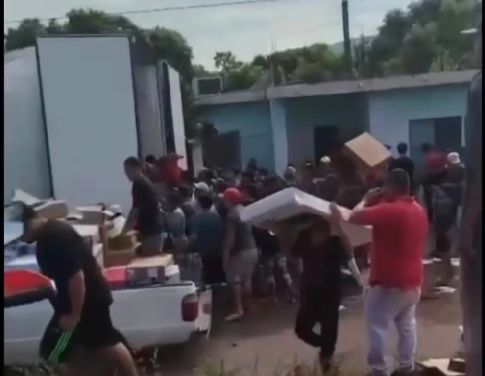 Habitantes de Palmillas rapiñan un tráiler cargado de papelería tras falla mecánica