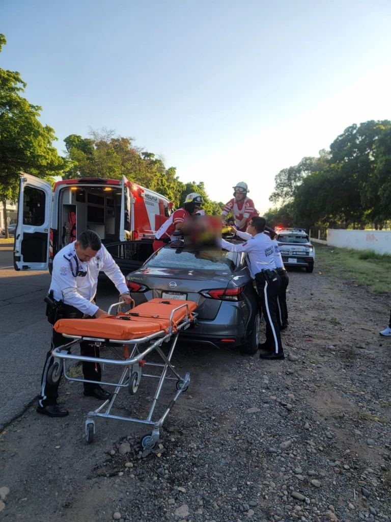 El verdadero valor de servir: policías de Tránsito auxilian a un lesionado en accidente vial