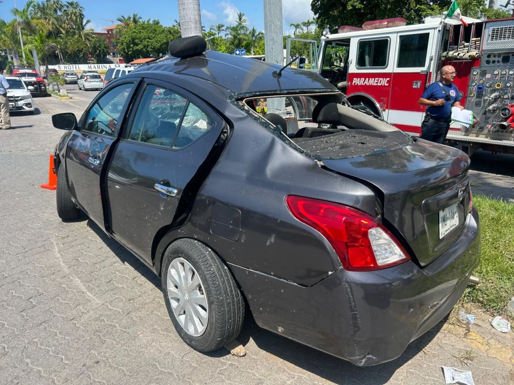 Accidente contra luminaria deja un herido en avenida Camarón Sábalos de Mazatlán