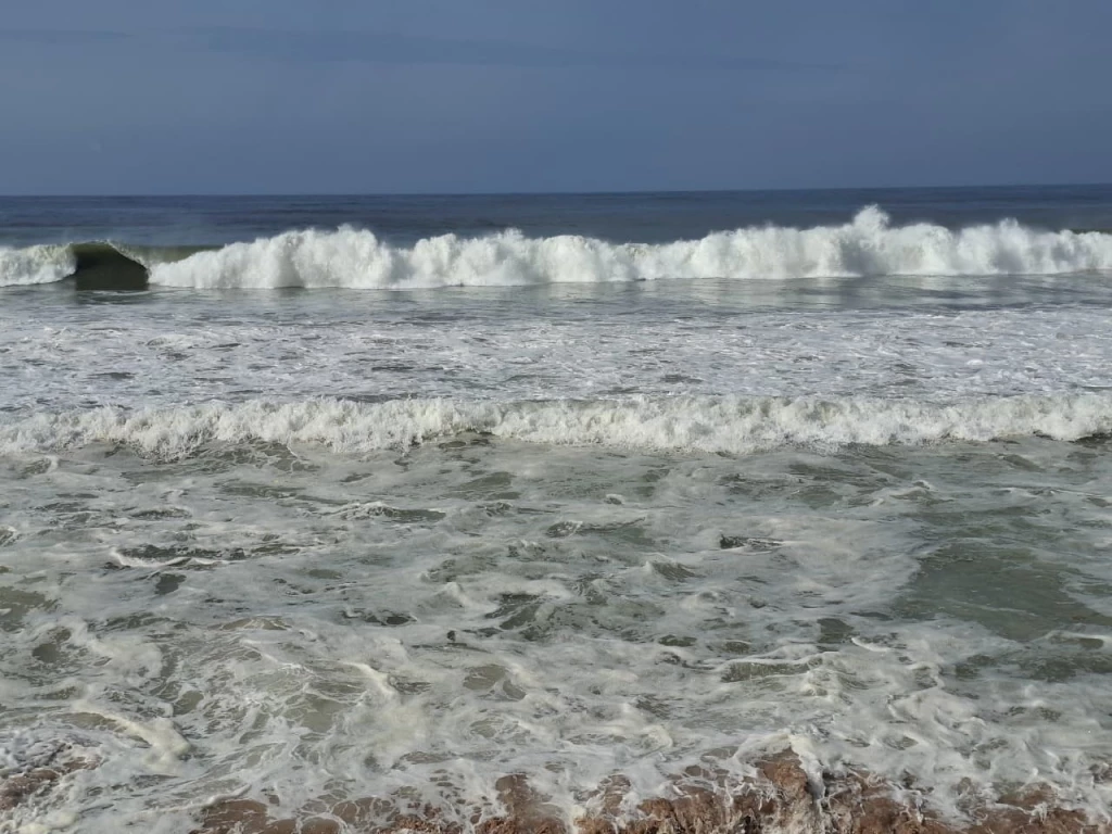 Cierran playas de Mazatlán ante fuerte oleaje por huracán “Priscila”