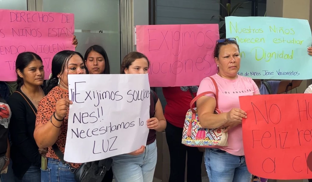 Sin luz ni agua desde julio: madres y maestras de Villa Juárez exigen respuesta al ISIFE y la SEPyC