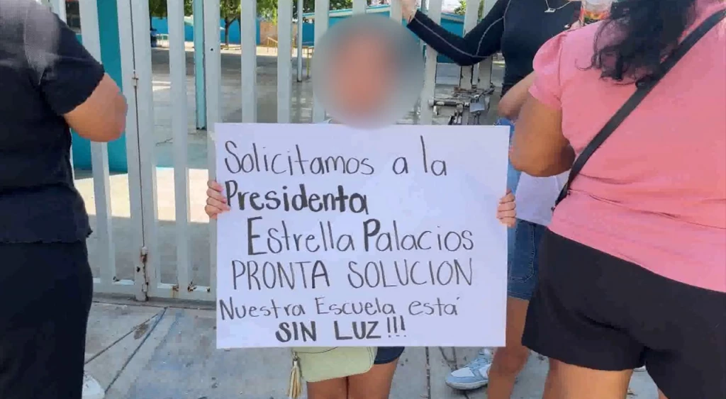 Padres cierran la primaria Juan Carrasco por falta de luz tras robo de cableado