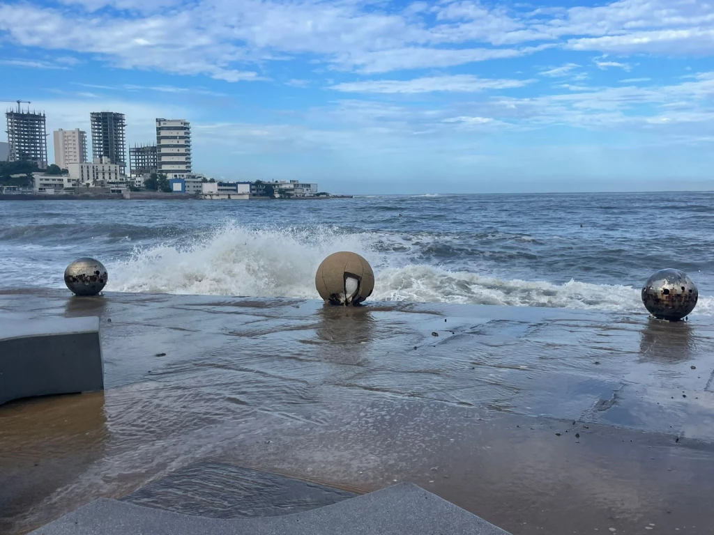 Reporta Protección Civil daño de 10 palapas en Mazatlán por fuerte oleaje