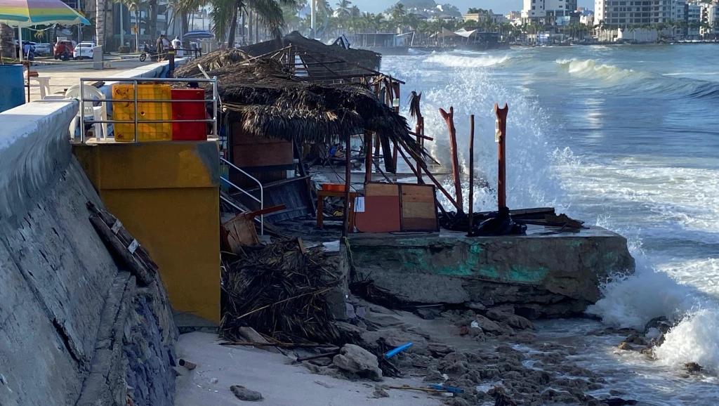 Oleaje elevado destruye palapas en Mazatlán
