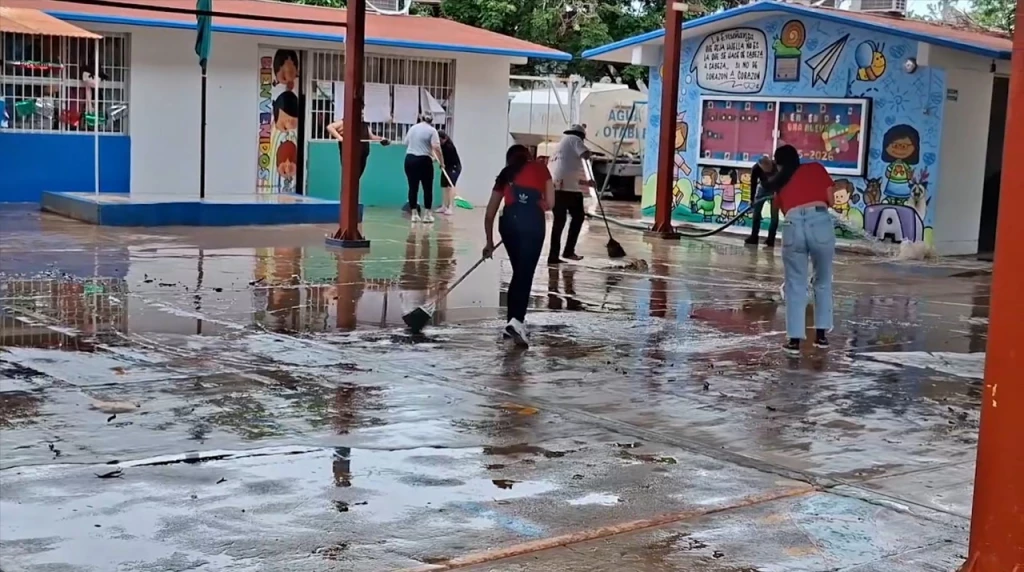 Riesgo constante por desbordamiento del arroyo afecta al Jardín de Niños Romanita de la Peña