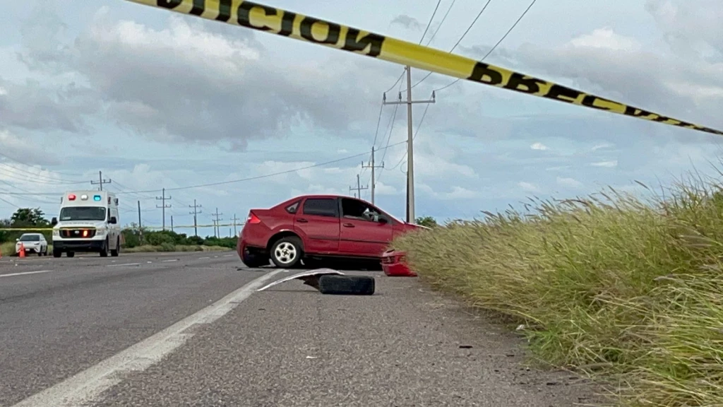 Muere mujer en choque entre automóvil y camión de pasajeros en Navolato