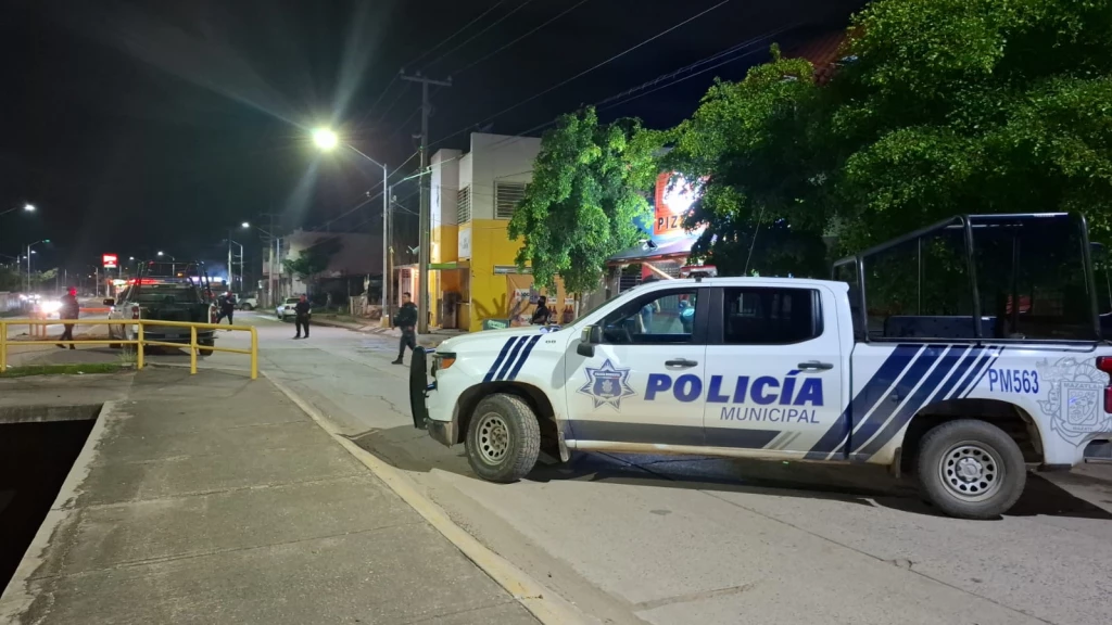 Lanzan artefacto explosivo y atacan a balazos a expendio de cerveza en Santa Teresa; un joven resultó herido