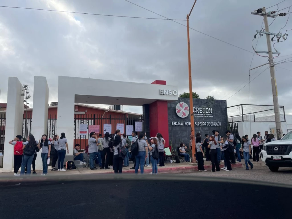Estudiantes toman la ENSO en protesta contra acoso y malos tratos